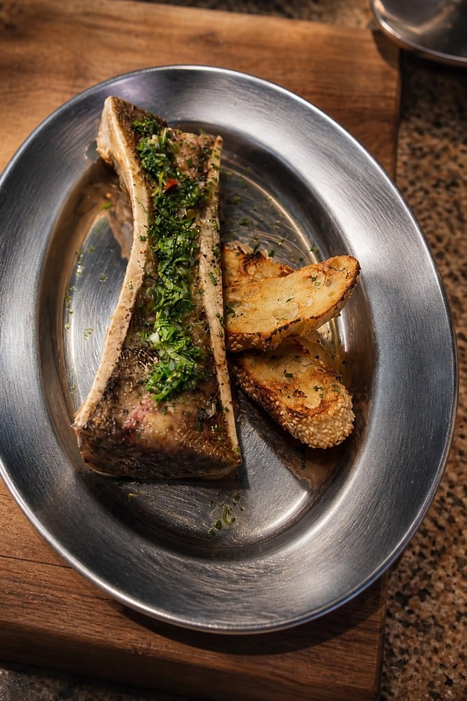 Os à moelle rôti servi avec du pain grillé